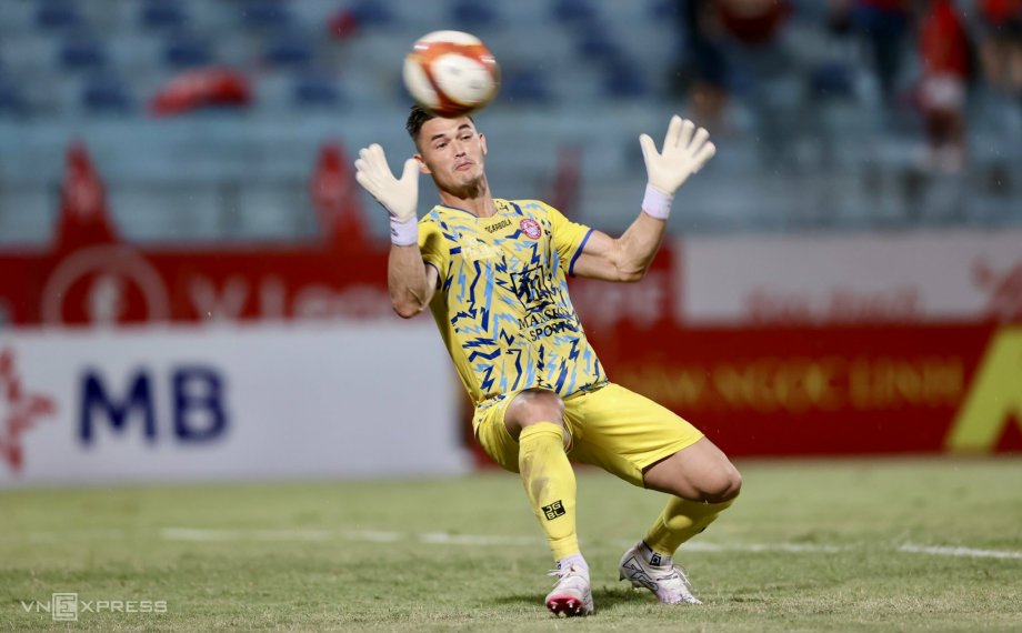 Thủ môn Việt kiều Patrik Lê Giang tỏa sáng giữ sạch lưới cho đội bóng TP.HCM 1 Patrik Lê Giang - Người hùng thầm lặng